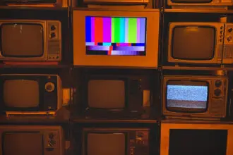 A invenção da televisão e sua evolução tecnológica global