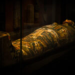 Arqueólogos encontram múmias com línguas de ouro em tumbas do Egito