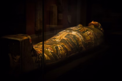 Arqueólogos encontram múmias com línguas de ouro em tumbas do Egito