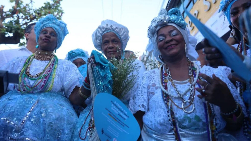 Dia de Iemanjá leva multidão ao Rio Vermelho, em Salvador