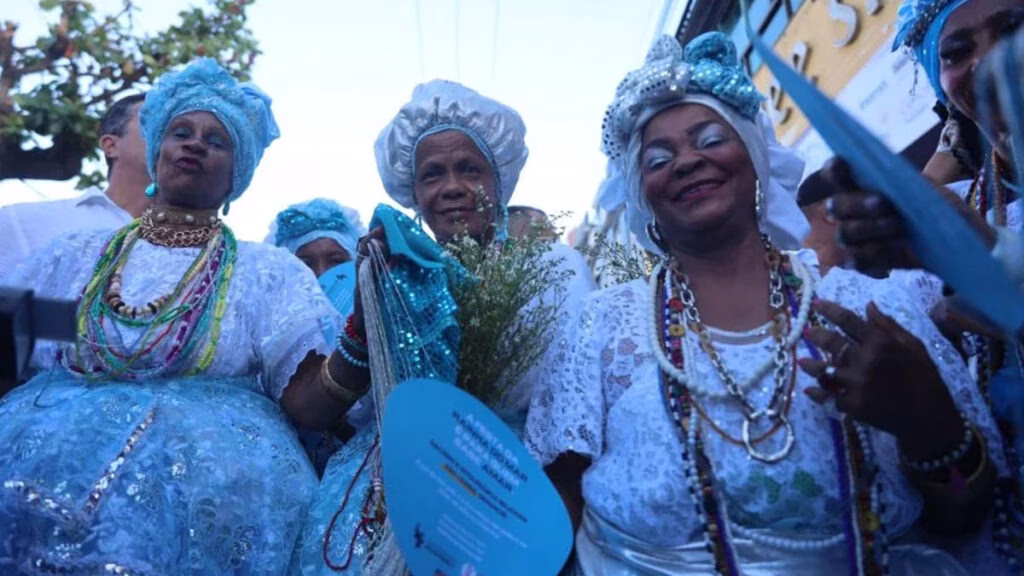 Dia de Iemanjá leva multidão ao Rio Vermelho, em Salvador