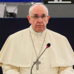 Ainda em estado crítico, Papa Francisco tem leve insuficiência renal