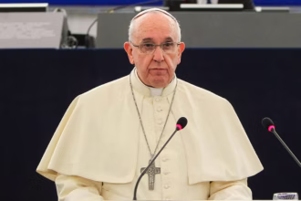 Ainda em estado crítico, Papa Francisco tem leve insuficiência renal