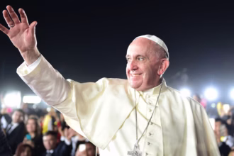 Papa Francisco tem crise respiratória e passa por transfusão de sangue, diz boletim médico
