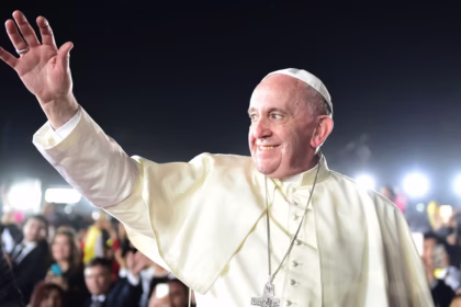 Papa Francisco tem crise respiratória e passa por transfusão de sangue, diz boletim médico