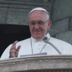 Papa Francisco responde à terapia, mas ainda não está fora de perigo, dizem médicos