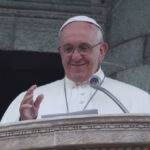 Papa Francisco responde à terapia, mas ainda não está fora de perigo, dizem médicos