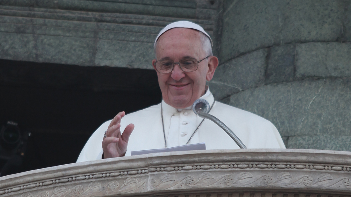 Papa Francisco responde à terapia, mas ainda não está fora de perigo, dizem médicos