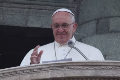 Papa Francisco responde à terapia, mas ainda não está fora de perigo, dizem médicos