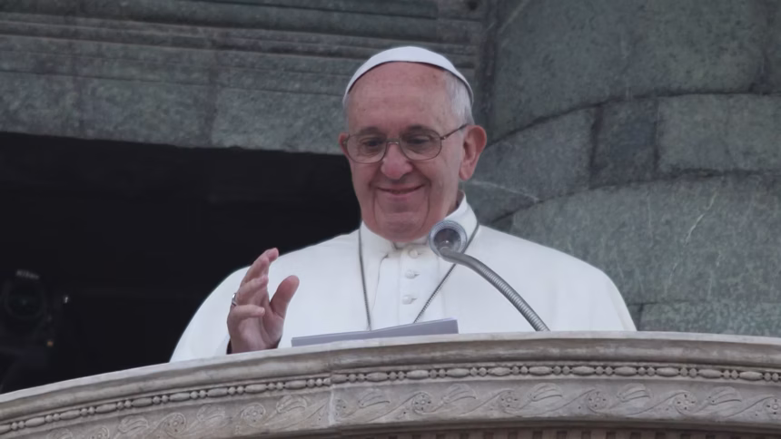 Papa Francisco responde à terapia, mas ainda não está fora de perigo, dizem médicos
