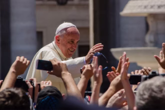 "Condições melhoram, mas o quadro ainda é complexo", diz boletim do Vaticano sobre saúde do Papa