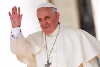 Papa Francisco: crise respiratória persiste neste domingo; prognóstico "permanece reservado"