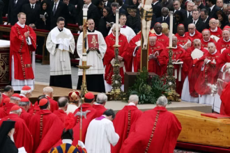 O que acontece após a morte do Papa? Entenda o passo a passo segundo a Constituição Dominici Gregis