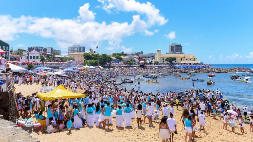 Dia de Iemanjá leva multidão ao Rio Vermelho, em Salvador