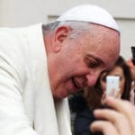 Papa deixa Gemelli e agradece os fiéis em primeira aparição pública