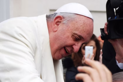 Papa deixa Gemelli e agradece os fiéis em primeira aparição pública
