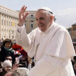 Papa "consegue se mover e andar, não teve outras crises", diz boletim médico