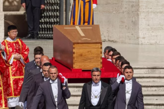 Em cerimônia restrita, caixão do Papa Francisco é selado