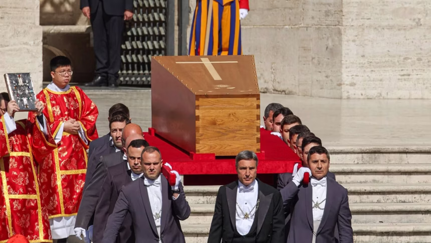 Em cerimônia restrita, caixão do Papa Francisco é selado