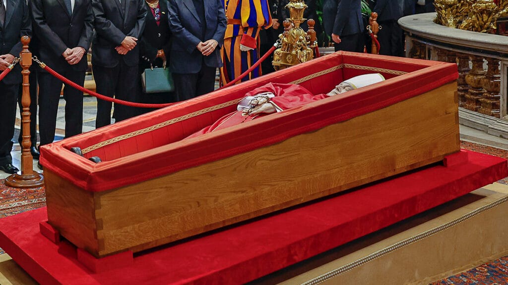 Em cerimônia restrita, caixão do Papa Francisco é selado