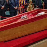 Em cerimônia restrita, caixão do Papa Francisco é selado