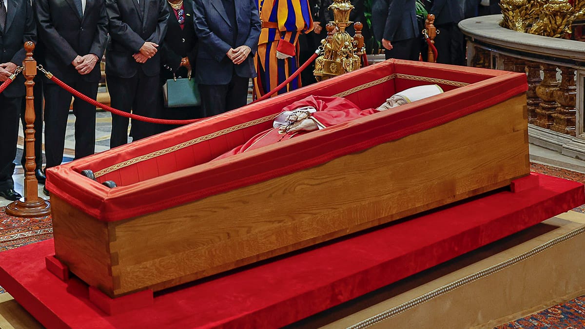 Em cerimônia restrita, caixão do Papa Francisco é selado