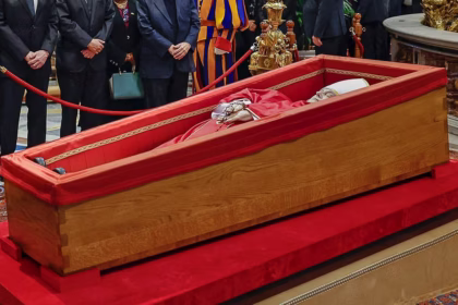 Em cerimônia restrita, caixão do Papa Francisco é selado