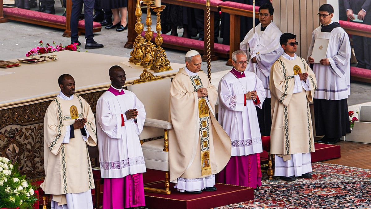 Cardeal Robert Prevost é eleito e assume o nome de Leão XIV