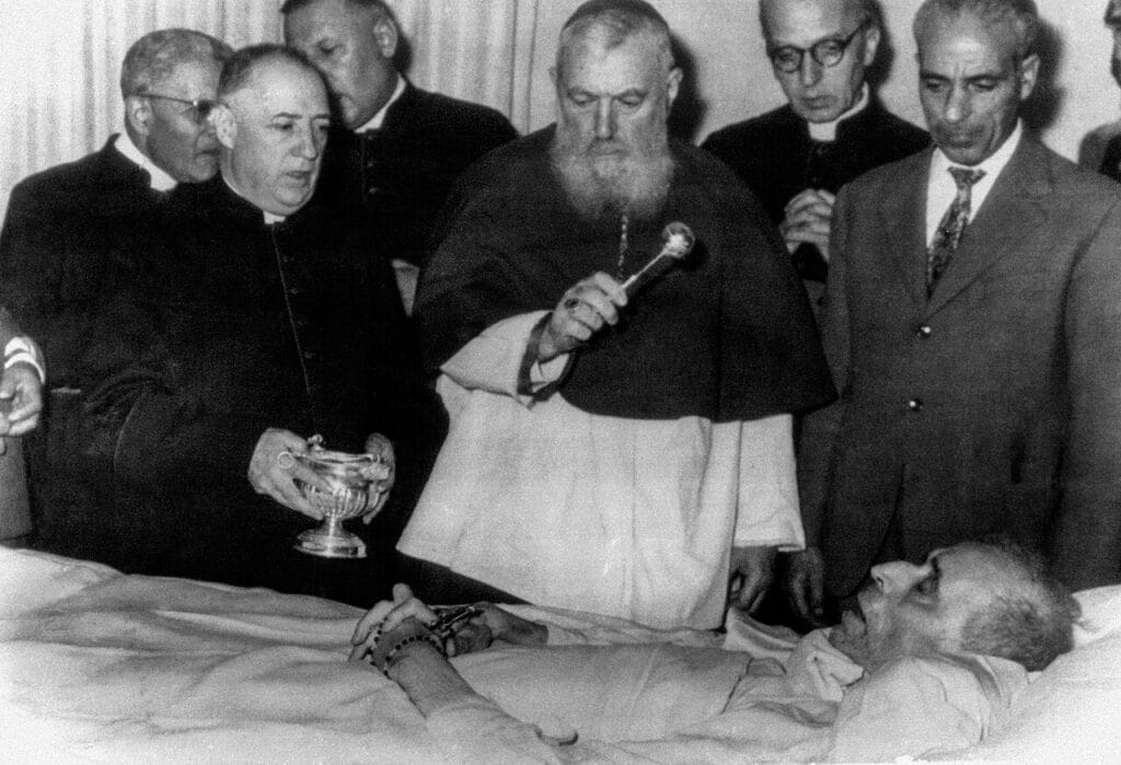 Os detalhes do horrendo velório do Papa Pio XII