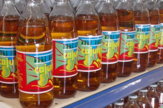 Conheça a cajuína, o sabor do Nordeste