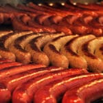 Salsicha: a história e os riscos do embutido