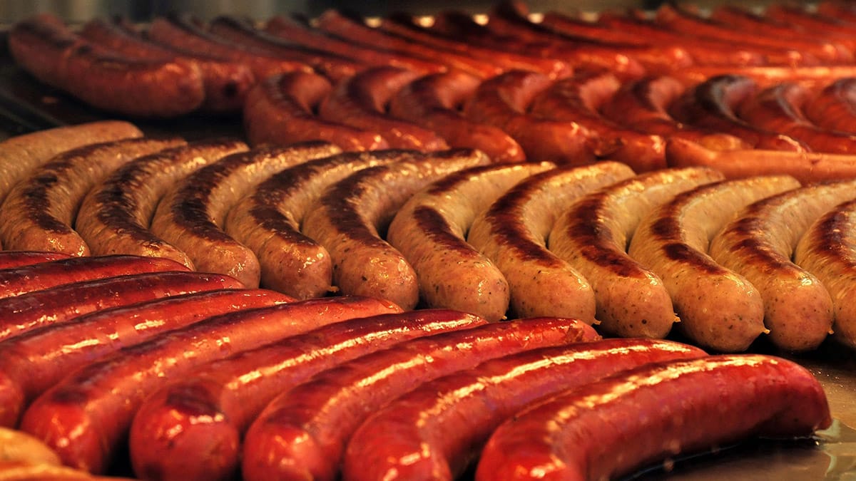 Salsicha: a história e os riscos do embutido