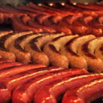 Salsicha: a história e os riscos do embutido