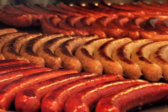 Salsicha: a história e os riscos do embutido