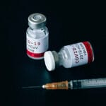 Vacina contra gripe e Covid reduz risco de infarto e AVC