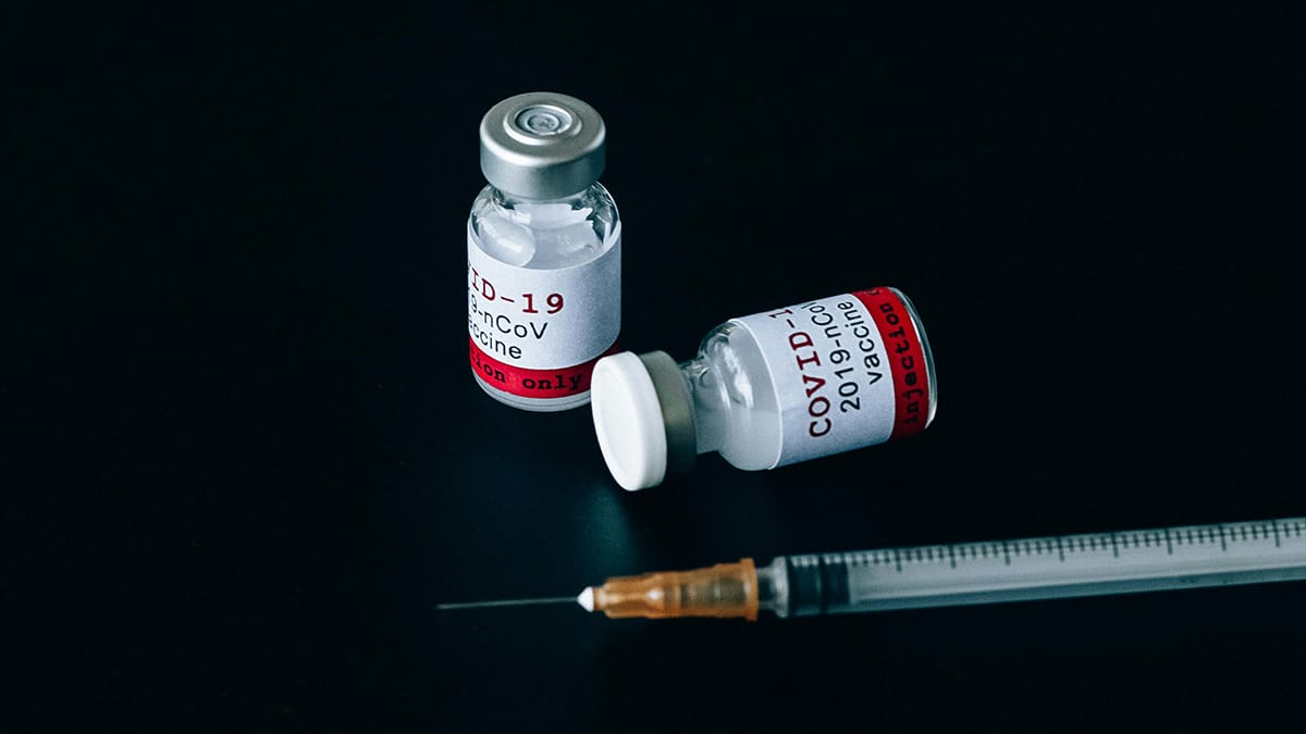 Vacina contra gripe e Covid reduz risco de infarto e AVC