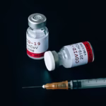 Vacina contra gripe e Covid reduz risco de infarto e AVC