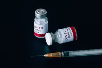 Vacina contra gripe e Covid reduz risco de infarto e AVC