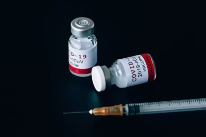 Vacina contra gripe e Covid reduz risco de infarto e AVC