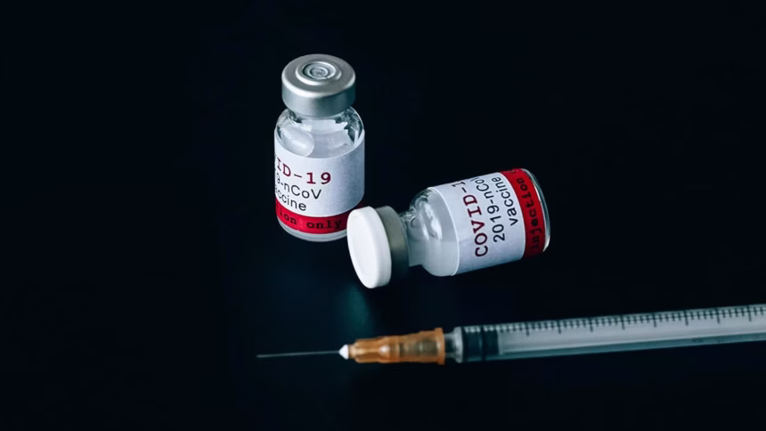 Vacina contra gripe e Covid reduz risco de infarto e AVC