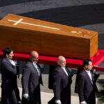 A tradição dos três caixões do papa