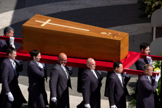 A tradição dos três caixões do papa