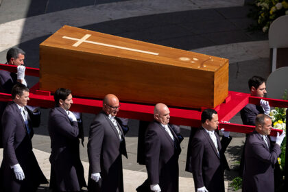 A tradição dos três caixões do papa