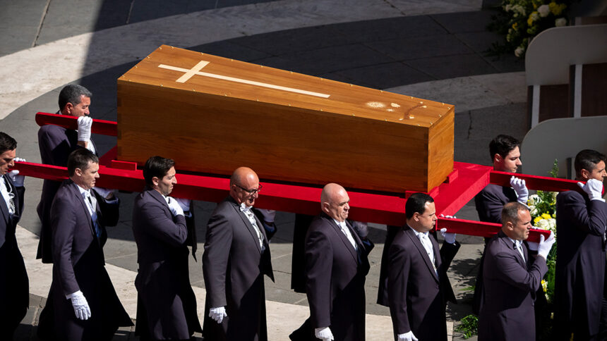 A tradição dos três caixões do papa