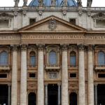 Os frisos latinos na Basílica de São Pedro