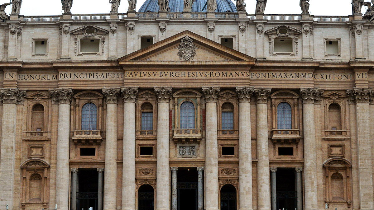 Os frisos latinos na Basílica de São Pedro