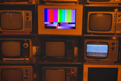 A invenção da televisão e sua evolução tecnológica global