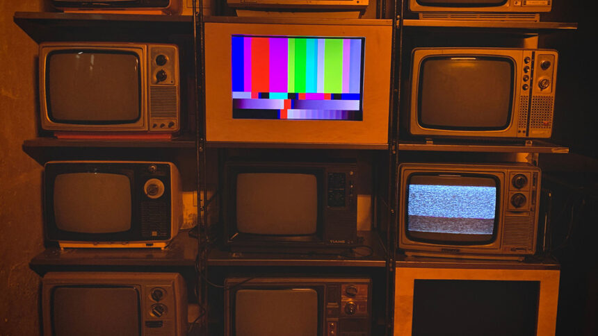 A invenção da televisão e sua evolução tecnológica global