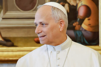 Papa Leão XIV retirou tumor pulmonar cancerígeno, diz Vaticano
